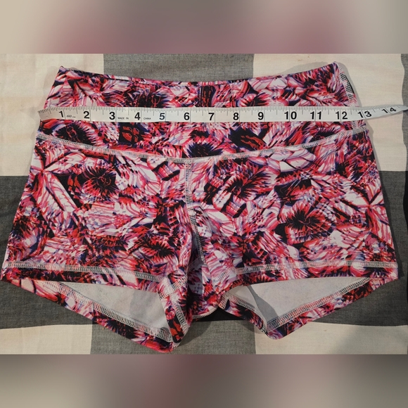 Fleo Geometric Floral Print - Picture 2 of 5